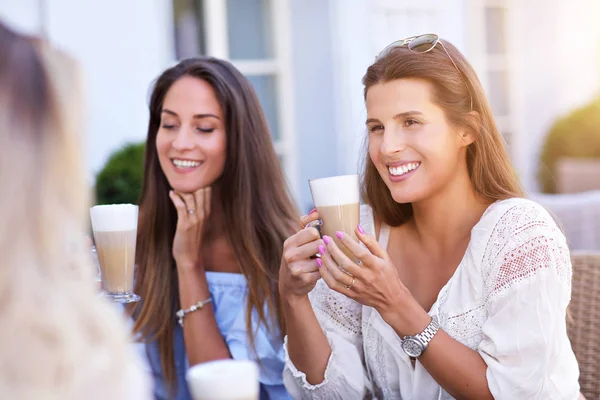 Mutlu kız arkadaşlar Cafe yaz saati sırasında