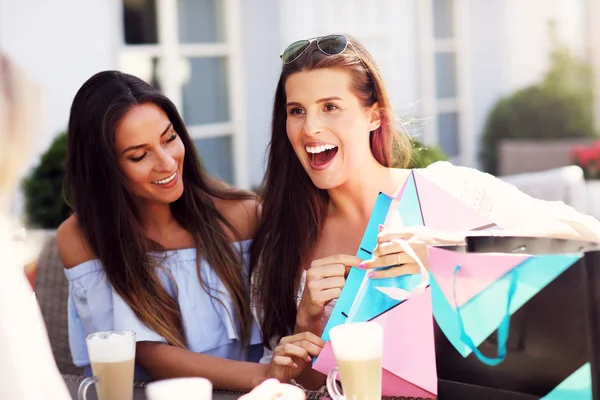Mutlu kız arkadaşlar Cafe yaz saati sırasında