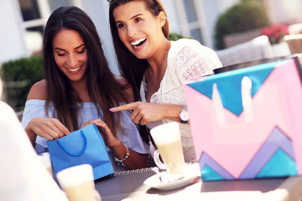 Feliz chica amigos en la cafetería durante el verano — Foto de Stock