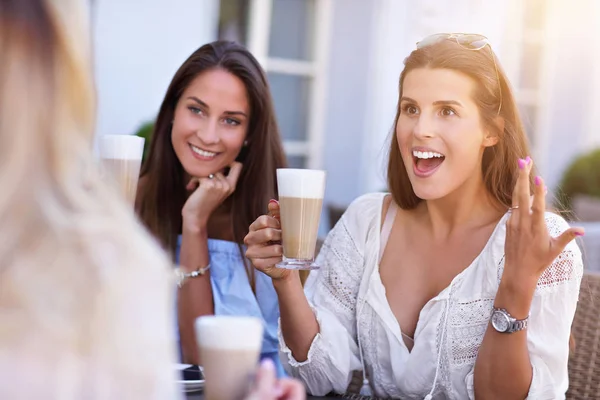 Feliz chica amigos en la cafetería durante el verano —  Fotos de Stock