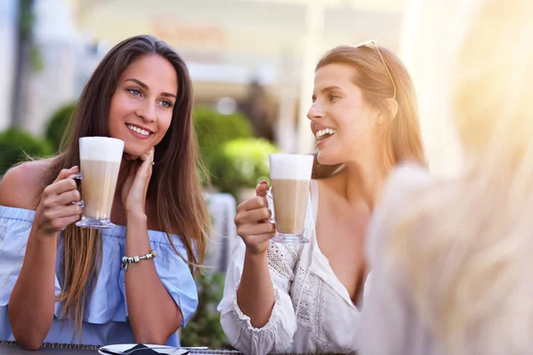 Glad tjej vänner i café sommartid — Stockfoto