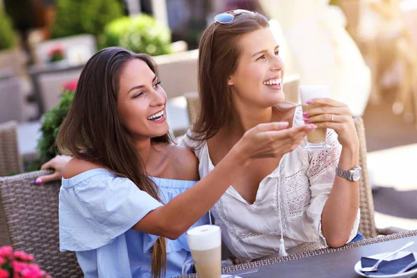 Szczęśliwa dziewczyna przyjaciółmi w kawiarni w okresie letnim — Zdjęcie stockowe