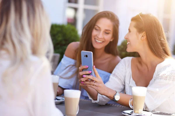 Gelukkig meisje vrienden in café tijdens zomertijd — Stockfoto