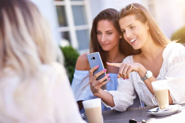 Glad tjej vänner i café sommartid — Stockfoto