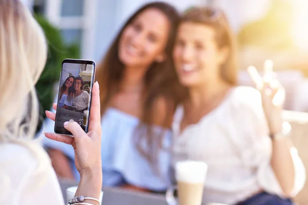 Glad tjej vänner umgås i staden på sommaren — Stockfoto