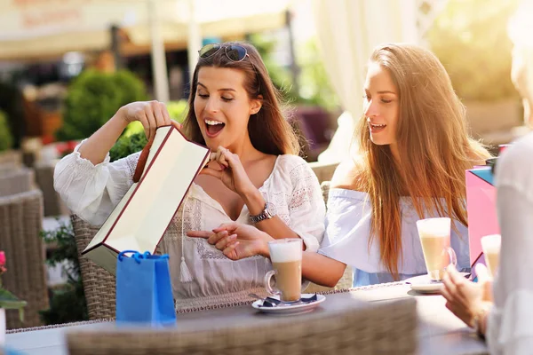 Mutlu kız arkadaşlar Cafe yaz saati sırasında