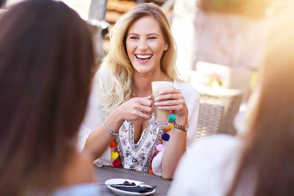 Feliz chica amigos en la cafetería durante el verano —  Fotos de Stock
