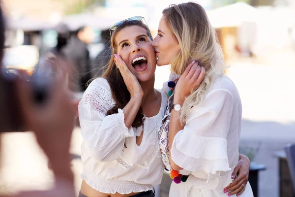 Gelukkig vriendinnen opknoping in de stad in de zomer — Stockfoto