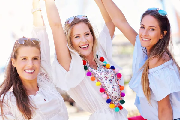 Glückliche Freundinnen hängen im Sommer in der Stadt herum — Stockfoto