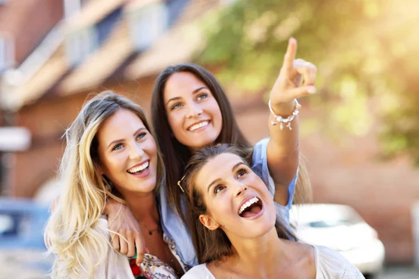 Gelukkig vriendinnen opknoping in de stad in de zomer — Stockfoto