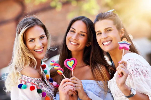 Mutlu kız arkadaşlar yaz aylarında şehirde takılmak