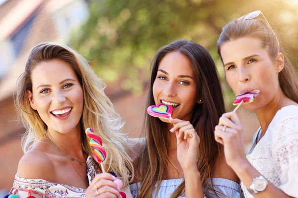 Mutlu kız arkadaşlar yaz aylarında şehirde takılmak