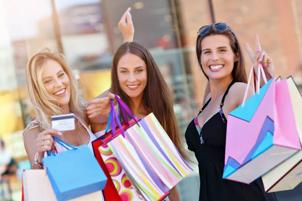 Glad tjej vänner shopping i gallerian — Stockfoto