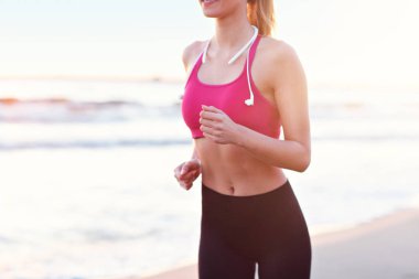 Güzel gün batımında sahilde tek başına çalışan kadın