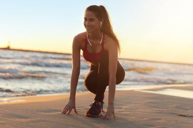 Güzel gün batımında sahilde tek başına çalışan kadın
