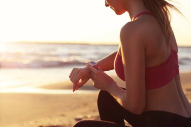 Güzel gün batımında sahilde tek başına çalışan kadın