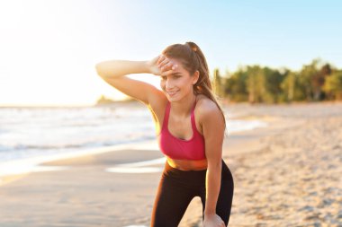 Güzel gün batımında sahilde tek başına çalışan kadın