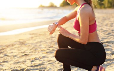 Güzel gün batımında sahilde tek başına çalışan kadın