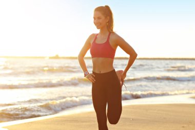 Güzel gün batımında sahilde tek başına çalışan kadın