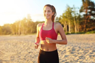 Güzel gün batımında sahilde tek başına çalışan kadın