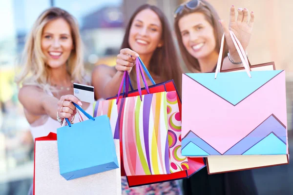 Chica feliz amigos de compras en el centro comercial —  Fotos de Stock