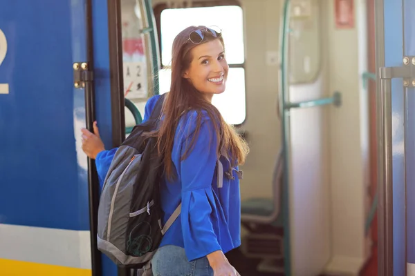 Young woman tourist at platform train station — Stock Photo, Image