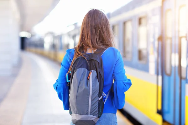 Jonge vrouw toeristische op platform treinstation — Stockfoto