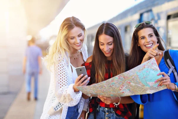 Gruppo di ragazze amiche turisti sulla piattaforma ferroviaria — Foto Stock