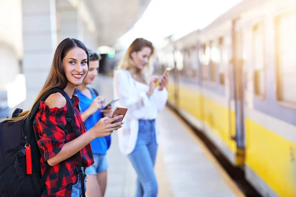 Groep vriendinnen toeristen op spoor-platform — Stockfoto