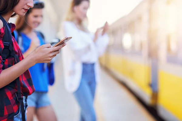 Groep vriendinnen toeristen op spoor-platform — Stockfoto