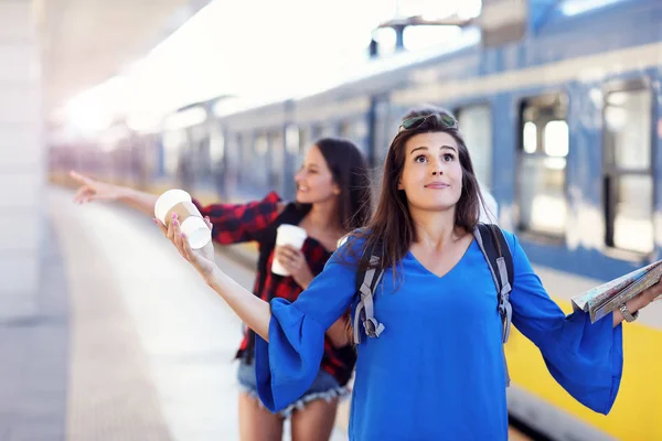 Ομάδα τουριστών τους φίλους κορίτσι σε σιδηροδρομικό πλατφόρμα — Φωτογραφία Αρχείου