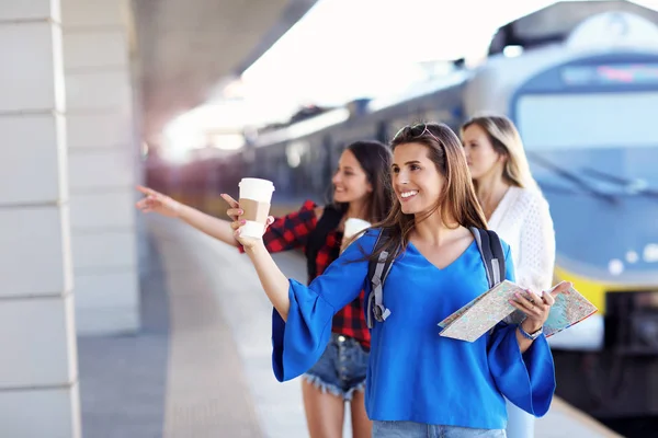 Groep vriendinnen toeristen op spoor-platform — Stockfoto