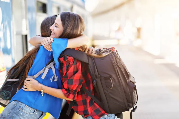 Girl friends tourists on railway platform — Stock Photo, Image