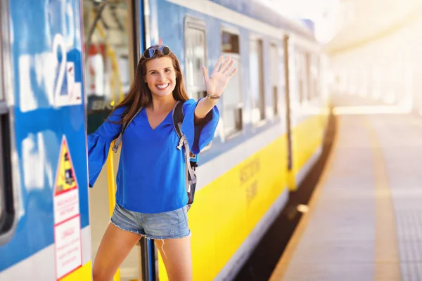 Mujer joven turista en la estación de tren de plataforma — Foto de Stock