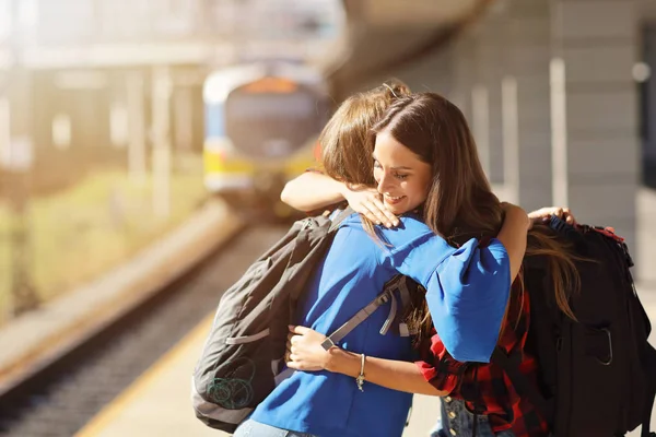 Chica amigos turistas en la plataforma ferroviaria — Foto de Stock