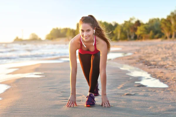 Mujer corriendo sola al atardecer en la playa — Foto de Stock