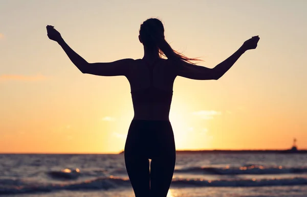 Femme courant seule au beau crépuscule sur la plage — Photo