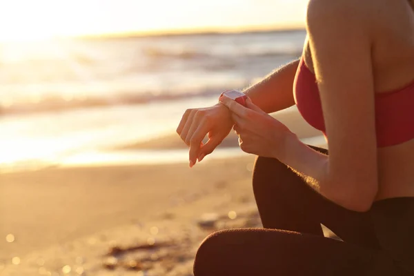 Mujer corriendo sola al atardecer en la playa —  Fotos de Stock