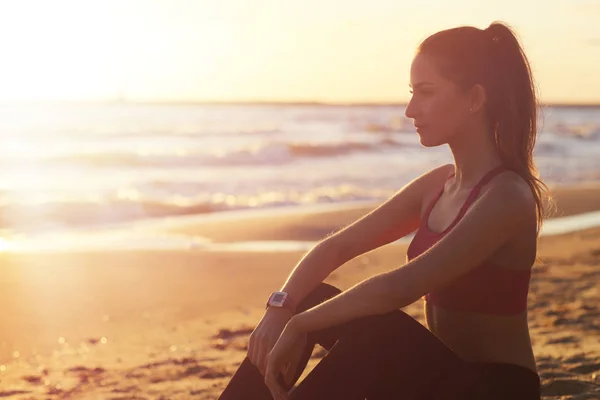 Femme courant seule au beau crépuscule sur la plage — Photo