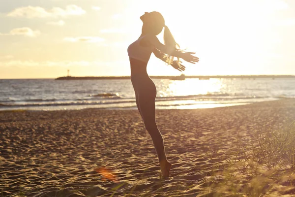 Изображение Силуэта Молодой Женщины Практикующей Йогу Пляже Закате — стоковое фото