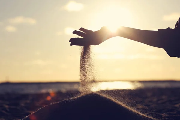 Silhueta jovem praticando ioga na praia ao pôr do sol — Fotografia de Stock