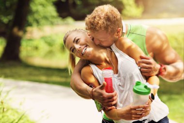 Genç çift parkta koşuyor.