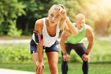 Genç çift parkta koşuyor.