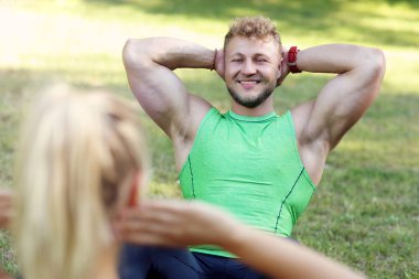 Genç çift parkta koşuyor.