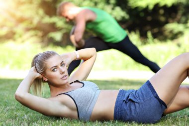 Genç çift parkta koşuyor.