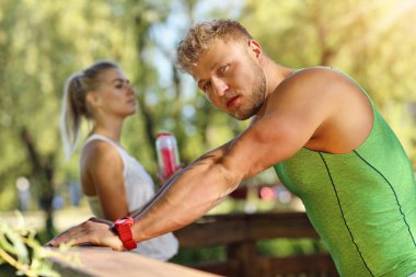 Genç çift parkta koşuyor.