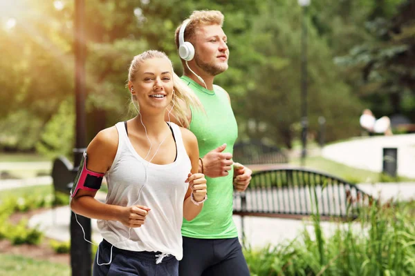 Mladý pár jogging v parku — Stock fotografie