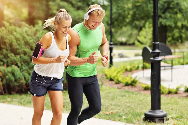 Jeune couple jogging dans le parc — Photo