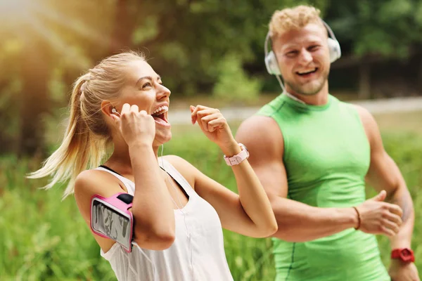 Pareja joven corriendo en el parque — Foto de Stock