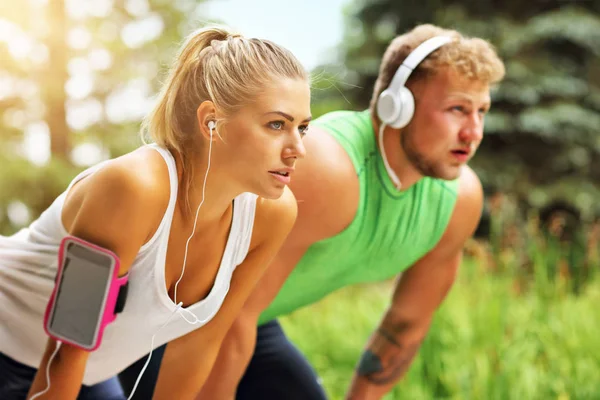 Jeune couple jogging dans le parc — Photo